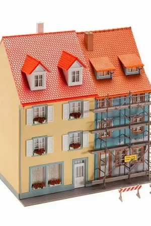 2 petites maisons de ville avec échafaudages - FALLER 130494 - HO 1/87 - EP V Soldes