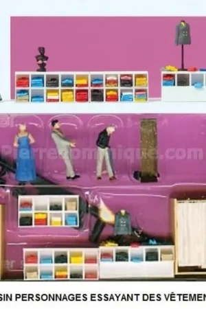 *SOLDES* - DANS UN MAGASIN PERSONNAGES ESSAYANT DES VÊTEMENTS ET 2 CABINES D‘ESSAYAGE Certifié