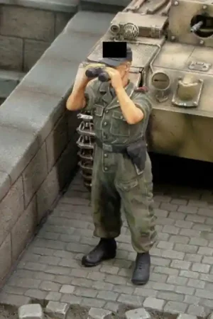 Solde Royal Model di R. Reale 157 Waffen SS tanker looking through binoculars WWII